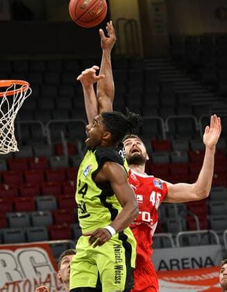 BAMBERG 30.12.2020 --- Basketball ---- easycredit 1. Basketball Bundesliga ---- 9. Spieltag: Brose Bamberg vs medi Bayreuth --- Frank Bartley (24, medi Bayreuth) wird von David Kravish (45, Brose Bamberg) am Wurf gehindert --- Foto: Hans-Martin Issler isslerimages ---- Brose Bamberg vs medi Bayreuth
