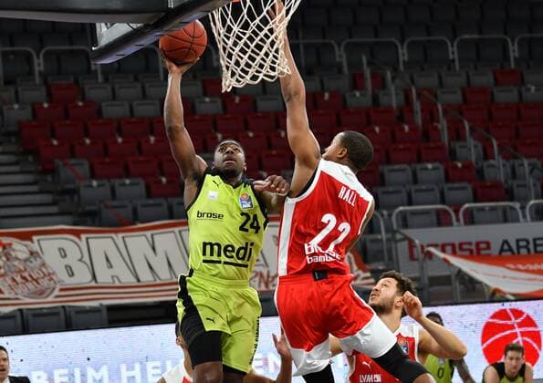 BAMBERG 30.12.2020 --- Basketball ---- easycredit 1. Basketball Bundesliga ---- 9. Spieltag: Brose Bamberg vs medi Bayreuth --- Frank Bartley (24, medi Bayreuth) wirft gegen Devon Hall (22, Brose Bamberg) und Joanic Grüttner-Bacoul (50, Brose Bamberg) --- Foto: Hans-Martin Issler isslerimages ---- Brose Bamberg vs medi Bayreuth
