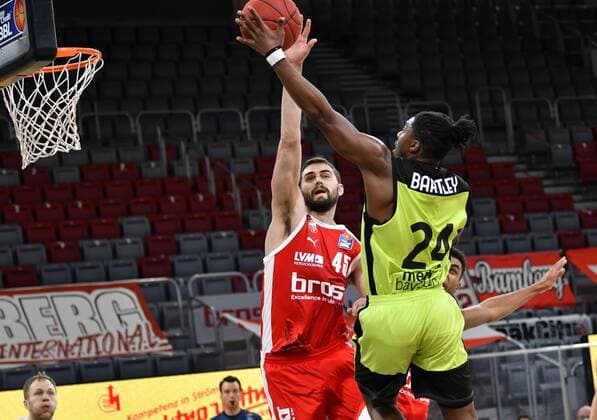 BAMBERG 30.12.2020 --- Basketball ---- easycredit 1. Basketball Bundesliga ---- 9. Spieltag: Brose Bamberg vs medi Bayreuth --- Frank Bartley (24, medi Bayreuth) wirft gegen David Kravish (45, Brose Bamberg) und Kenneth Ogbe (25, Brose Bamberg) --- Foto: Hans-Martin Issler isslerimages ---- Brose Bamberg vs medi Bayreuth