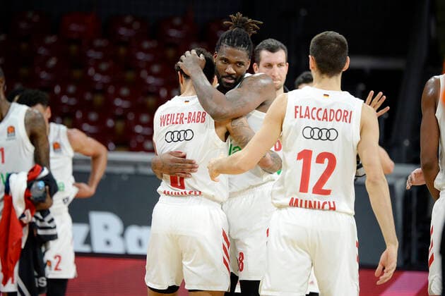 30.12.2020, xemx, Basketball EuroLeague, FC Bayern Muenchen - FC Barcelona, Barca emspor, v.l. Schlussjubel, Mannschaft, Spieler, feiern ihren Sieg Muenchen