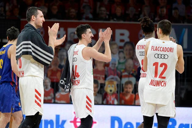 30.12.2020, xemx, Basketball EuroLeague, FC Bayern Muenchen - FC Barcelona, Barca emspor, v.l. Schlussjubel, Mannschaft, Spieler, feiern ihren Sieg Muenchen