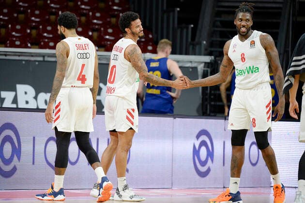 30.12.2020, xemx, Basketball EuroLeague, FC Bayern Muenchen - FC Barcelona, Barca emspor, v.l. Schlussjubel, Mannschaft, Spieler, feiern ihren Sieg Muenchen