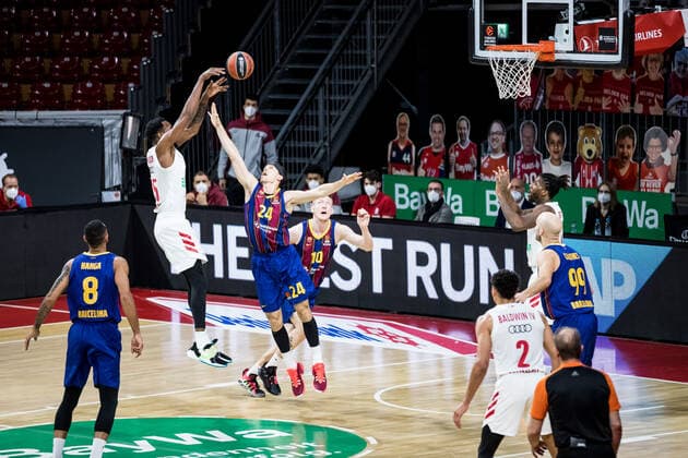 Turkish Airlines EuroLeague; FC Bayern Basketball - FC Barcelona, Barca 30.12.2020 JaJuan Johnson (FC Bayern, 25), Kyle Kuric (FC Barcelona, 24) Turkish Airlines EuroLeague; FC Bayern Basketball - FC Barcelona; Audi Dome, Muenchen (Bayern) Copyright: xBEAUTIFULxSPORTS Wunderlx