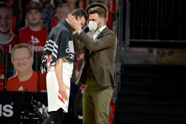 30.12.2020, xemx, Basketball EuroLeague, FC Bayern Muenchen - FC Barcelona, Barca emspor, v.l. Schlussjubel, Mannschaft, Spieler, feiern ihren Sieg Paul Zipser (FC Bayern Basketball) und Geschaeftsfuehrer Marko Pesic (FC Bayern Basketball) Muenchen