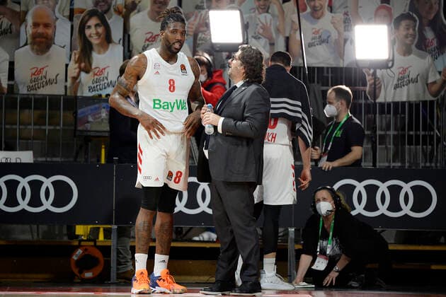 30.12.2020, xemx, Basketball EuroLeague, FC Bayern Muenchen - FC Barcelona, Barca emspor, v.l. Schlussjubel, Mannschaft, Spieler, feiern ihren Sieg Jalen Reynolds (FC Bayern Basketball) und Head Coach Andrea Trinchieri (FC Bayern Basketball) Muenchen