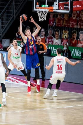 Turkish Airlines EuroLeague; FC Bayern Basketball - FC Barcelona, Barca 30.12.2020 Nihad Djedovic (FC Bayern, 14), Artem Pustovyi (FC Barcelona, 14), Paul Zipser (FC Bayern, 16) Turkish Airlines EuroLeague; FC Bayern Basketball - FC Barcelona; Audi Dome, Muenchen (Bayern) Copyright: xBEAUTIFULxSPORTS Wunderlx