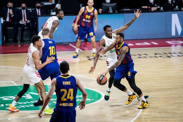 Turkish Airlines EuroLeague; FC Bayern Basketball - FC Barcelona, Barca 30.12.2020 JaJuan Johnson (FC Bayern, 25), Adam Hanga (FC Barcelona, 8) Turkish Airlines EuroLeague; FC Bayern Basketball - FC Barcelona; Audi Dome, Muenchen (Bayern) Copyright: xBEAUTIFULxSPORTS Wunderlx