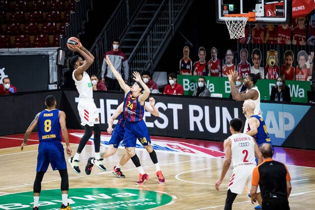 Turkish Airlines EuroLeague; FC Bayern Basketball - FC Barcelona, Barca 30.12.2020 JaJuan Johnson (FC Bayern, 25), Kyle Kuric (FC Barcelona, 24) Turkish Airlines EuroLeague; FC Bayern Basketball - FC Barcelona; Audi Dome, Muenchen (Bayern) Copyright: xBEAUTIFULxSPORTS Wunderlx
