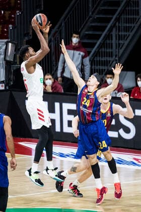 Turkish Airlines EuroLeague; FC Bayern Basketball - FC Barcelona, Barca 30.12.2020 JaJuan Johnson (FC Bayern, 25), Kyle Kuric (FC Barcelona, 24) Turkish Airlines EuroLeague; FC Bayern Basketball - FC Barcelona; Audi Dome, Muenchen (Bayern) Copyright: xBEAUTIFULxSPORTS Wunderlx