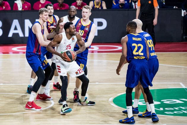 Turkish Airlines EuroLeague; FC Bayern Basketball - FC Barcelona, Barca 30.12.2020 JaJuan Johnson (FC Bayern, 25) umringt von Artem Pustovyi (FC Barcelona, 14), Rolands Smits (FC Barcelona, 10), Cory Higgins (FC Barcelona, 22) und Nick Calathes (FC Barcelona, 99) Turkish Airlines EuroLeague; FC Bayern Basketball - FC Barcelona; Audi Dome, Muenchen (Bayern) Copyright: xBEAUTIFULxSPORTS Wunderlx