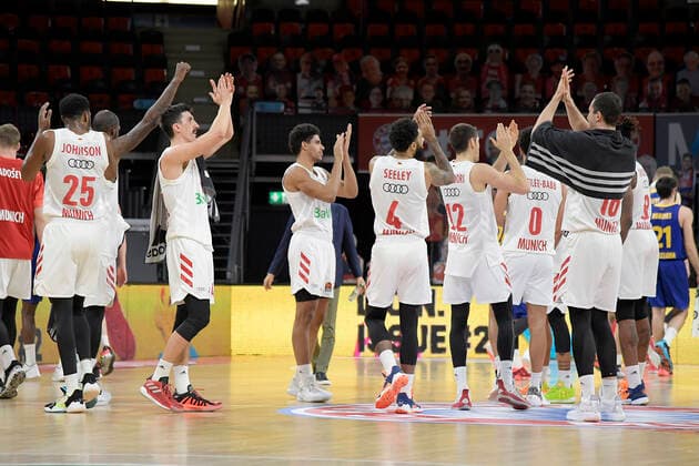 30.12.2020, xemx, Basketball EuroLeague, FC Bayern Muenchen - FC Barcelona, Barca emspor, v.l. Schlussjubel, Mannschaft, Spieler, feiern ihren Sieg Muenchen
