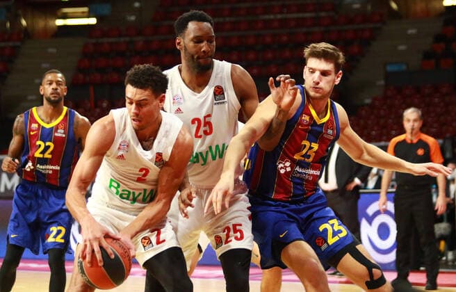2 Wade Baldwin, 25 JaJuan Johnson (FCBB), weiss, gegen 23 Sergi Martinez (Barcelona) Basketball, EuroLeague, FC Bayern München vs. FC Barcelona, Barca Audi Dome, 30.12.2021 FOTO: Mladen Lackovic LakoPress