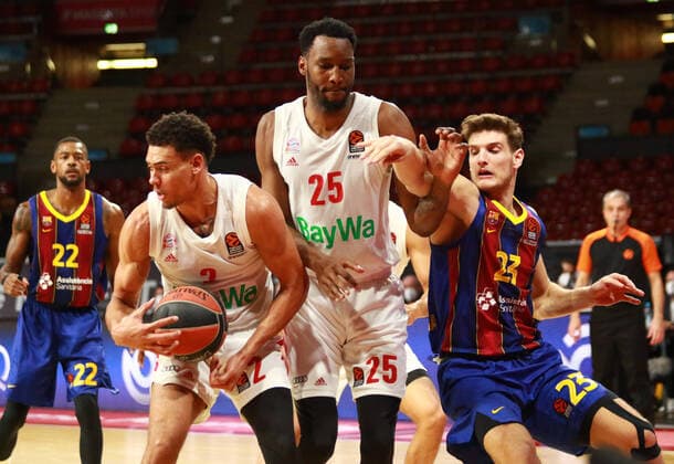 2 Wade Baldwin, 25 JaJuan Johnson (FCBB), weiss, gegen 23 Sergi Martinez (Barcelona) Basketball, EuroLeague, FC Bayern München vs. FC Barcelona, Barca Audi Dome, 30.12.2021 FOTO: Mladen Lackovic LakoPress