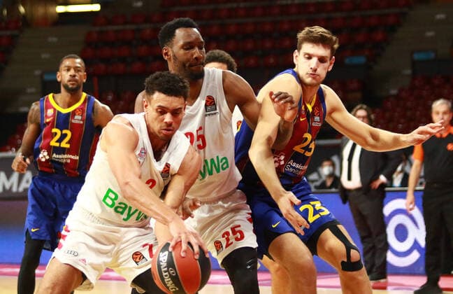 2 Wade Baldwin, 25 JaJuan Johnson (FCBB), weiss, gegen 23 Sergi Martinez (Barcelona) Basketball, EuroLeague, FC Bayern München vs. FC Barcelona, Barca Audi Dome, 30.12.2021 FOTO: Mladen Lackovic LakoPress