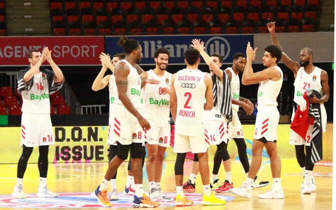 v.l. 16 Paul Zipser, 8 Jalen Reynolds, 0 Nick Weiler-Babb, 2 Wade Baldwin, 14 Nihad Djedovic, 44 Sasha Grant, 21 James Gist, FCBB Jubel am Schluss, Schlussjubel, Mannschaftsjubel, Basketball, EuroLeague, FC Bayern München vs. FC Barcelona, Barca Audi Dome, 30.12.2021 FOTO: Mladen Lackovic LakoPress