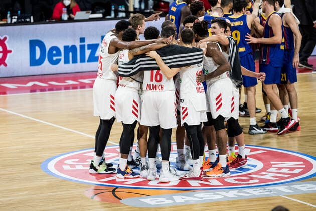 Turkish Airlines EuroLeague; FC Bayern Basketball - FC Barcelona, Barca 30.12.2020 Die Spieler des FC Bayern Basketball bejubeln den Sieg Turkish Airlines EuroLeague; FC Bayern Basketball - FC Barcelona; Audi Dome, Muenchen (Bayern) Copyright: xBEAUTIFULxSPORTS Wunderlx