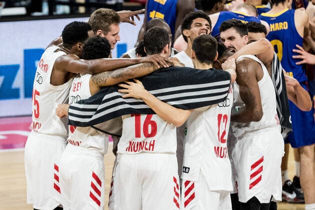 Sport Bilder des Tages Turkish Airlines EuroLeague; FC Bayern Basketball - FC Barcelona, Barca 30.12.2020 Die Spieler des FC Bayern Basketball bejubeln den Sieg Turkish Airlines EuroLeague; FC Bayern Basketball - FC Barcelona; Audi Dome, Muenchen (Bayern) Copyright: xBEAUTIFULxSPORTS Wunderlx