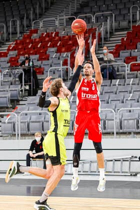 rechts Dominic Lockhart (Brose Bamberg, 03) links 15 Matthew Tiby (medi Bayreuth) Brose Bamberg - medi Bayreuth - easyCredit-BBL - Basketball Bundesliga - Basketball Saison 2020 21 - 10. Spieltag, 30.12.2020 Bamberg, Brose Arena ASV-Autoren-Nummer: 4026335 Copyright: DanielxLöb