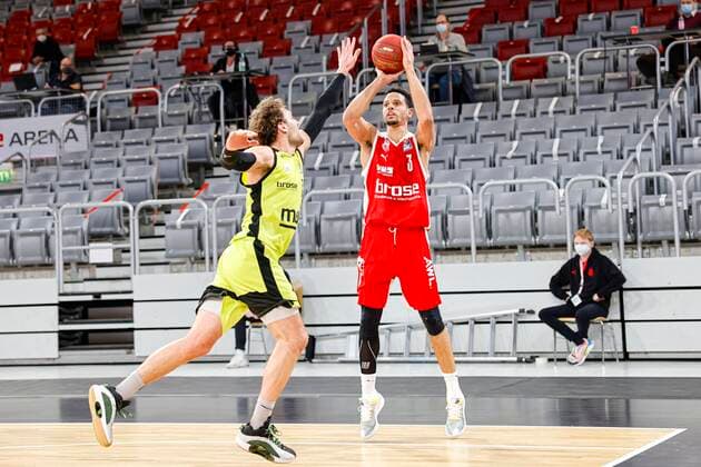 rechts Dominic Lockhart (Brose Bamberg, 03) links 15 Matthew Tiby (medi Bayreuth) Brose Bamberg - medi Bayreuth - easyCredit-BBL - Basketball Bundesliga - Basketball Saison 2020 21 - 10. Spieltag, 30.12.2020 Bamberg, Brose Arena ASV-Autoren-Nummer: 4026335 Copyright: DanielxLöb