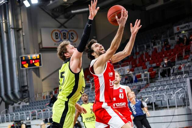 rechts Michele Vitali (Brose Bamberg, 31) links 15 Matthew Tiby (medi Bayreuth) Brose Bamberg - medi Bayreuth - easyCredit-BBL - Basketball Bundesliga - Basketball Saison 2020 21 - 10. Spieltag, 30.12.2020 Bamberg, Brose Arena ASV-Autoren-Nummer: 4026335 Copyright: DanielxLöb