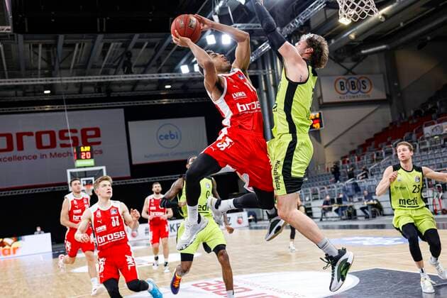 Sport Themen der Woche KW53 Sport Bilder des Tages links Kenneth Ogbe (Brose Bamberg, 25) rechts 15 Matthew Tiby (medi Bayreuth) Brose Bamberg - medi Bayreuth - easyCredit-BBL - Basketball Bundesliga - Basketball Saison 2020 21 - 10. Spieltag, 30.12.2020 Bamberg, Brose Arena ASV-Autoren-Nummer: 4026335 Copyright: DanielxLöb