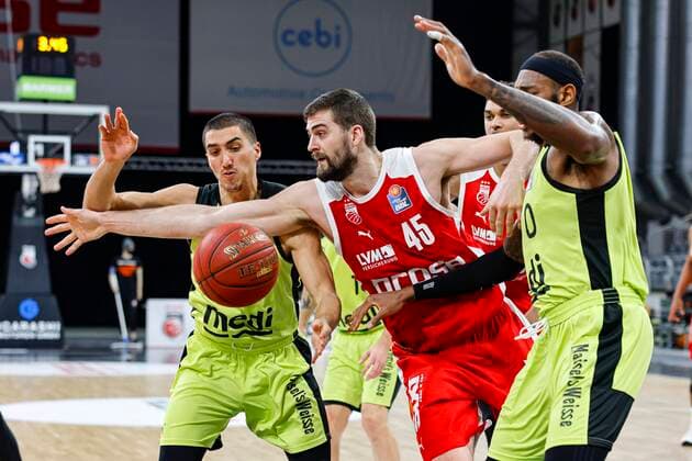 Mitte David Kravish (Brose Bamberg, 45) rechts 07 Philip Jalalpoor (medi Bayreuth) links 00 Dererk Pardon (medi Bayreuth) Brose Bamberg - medi Bayreuth - easyCredit-BBL - Basketball Bundesliga - Basketball Saison 2020 21 - 10. Spieltag, 30.12.2020 Bamberg, Brose Arena ASV-Autoren-Nummer: 4026335 Copyright: DanielxLöb