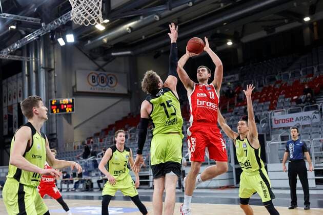 Mitte Chase Fieler (Brose Bamberg, 20) rechts 07 Philip Jalalpoor (medi Bayreuth) links 15 Matthew Tiby (medi Bayreuth) Brose Bamberg - medi Bayreuth - easyCredit-BBL - Basketball Bundesliga - Basketball Saison 2020 21 - 10. Spieltag, 30.12.2020 Bamberg, Brose Arena ASV-Autoren-Nummer: 4026335 Copyright: DanielxLöb