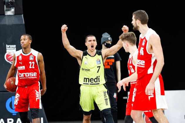 Mitte 07 Philip Jalalpoor (medi Bayreuth) links Devon Hall (Brose Bamberg, 22) rechts David Kravish (Brose Bamberg, 45) Brose Bamberg - medi Bayreuth - easyCredit-BBL - Basketball Bundesliga - Basketball Saison 2020 21 - 10. Spieltag, 30.12.2020 Bamberg, Brose Arena ASV-Autoren-Nummer: 4026335 Copyright: DanielxLöb