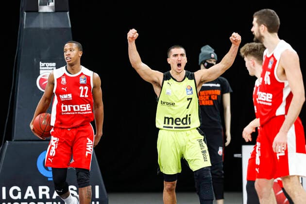 Mitte 07 Philip Jalalpoor (medi Bayreuth) links Devon Hall (Brose Bamberg, 22) rechts David Kravish (Brose Bamberg, 45) Brose Bamberg - medi Bayreuth - easyCredit-BBL - Basketball Bundesliga - Basketball Saison 2020 21 - 10. Spieltag, 30.12.2020 Bamberg, Brose Arena ASV-Autoren-Nummer: 4026335 Copyright: DanielxLöb