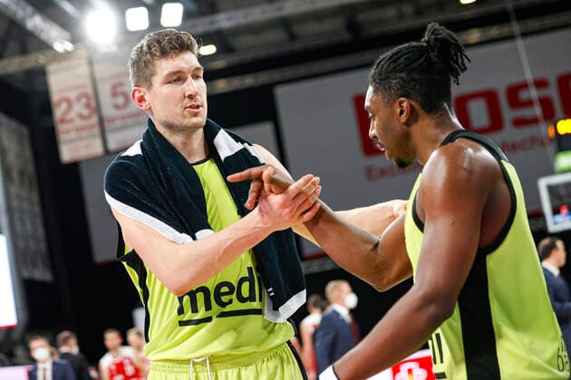 links 11 Andreas Seiferth (medi Bayreuth) rechts 00 Dererk Pardon (medi Bayreuth) Brose Bamberg - medi Bayreuth - easyCredit-BBL - Basketball Bundesliga - Basketball Saison 2020 21 - 10. Spieltag, 30.12.2020 Bamberg, Brose Arena ASV-Autoren-Nummer: 4026335 Copyright: DanielxLöb