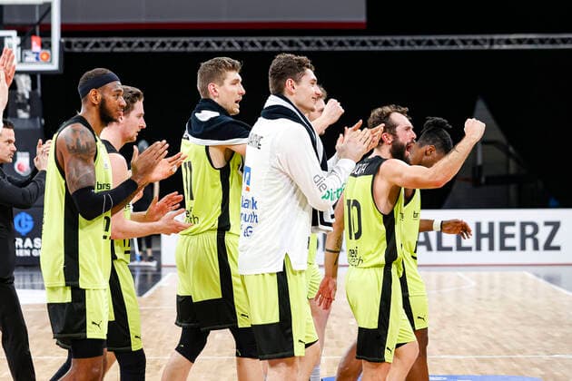 Bayreuth Jubel vlnr 00 Dererk Pardon (medi Bayreuth) 11 Andreas Seiferth (medi Bayreuth) 09 Kay Bruhnke (medi Bayreuth) 10 Bastian Doreth (medi Bayreuth) Brose Bamberg - medi Bayreuth - easyCredit-BBL - Basketball Bundesliga - Basketball Saison 2020 21 - 10. Spieltag, 30.12.2020 Bamberg, Brose Arena ASV-Autoren-Nummer: 4026335 Copyright: DanielxLöb