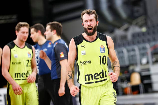 rechts 10 Bastian Doreth (medi Bayreuth) Brose Bamberg - medi Bayreuth - easyCredit-BBL - Basketball Bundesliga - Basketball Saison 2020 21 - 10. Spieltag, 30.12.2020 Bamberg, Brose Arena ASV-Autoren-Nummer: 4026335 Copyright: DanielxLöb