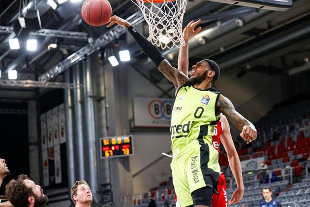 Defensivrebound 00 Dererk Pardon (medi Bayreuth) hinten David Kravish (Brose Bamberg, 45) Brose Bamberg - medi Bayreuth - easyCredit-BBL - Basketball Bundesliga - Basketball Saison 2020 21 - 10. Spieltag, 30.12.2020 Bamberg, Brose Arena ASV-Autoren-Nummer: 4026335 Copyright: DanielxLöb