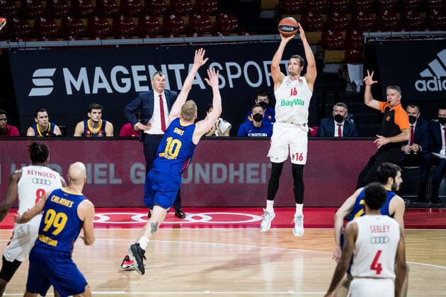 Turkish Airlines EuroLeague; FC Bayern Basketball - FC Barcelona, Barca 30.12.2020 Rolands Smits (FC Barcelona, 10), Paul Zipser (FC Bayern, 16) Turkish Airlines EuroLeague; FC Bayern Basketball - FC Barcelona; Audi Dome, Muenchen (Bayern) Copyright: xBEAUTIFULxSPORTS Wunderlx