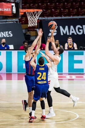 Turkish Airlines EuroLeague; FC Bayern Basketball - FC Barcelona, Barca 30.12.2020 Sergi Martinez (FC Barcelona, 23), Kyle Kuric (FC Barcelona, 24), Paul Zipser (FC Bayern, 16) Turkish Airlines EuroLeague; FC Bayern Basketball - FC Barcelona; Audi Dome, Muenchen (Bayern) Copyright: xBEAUTIFULxSPORTS Wunderlx