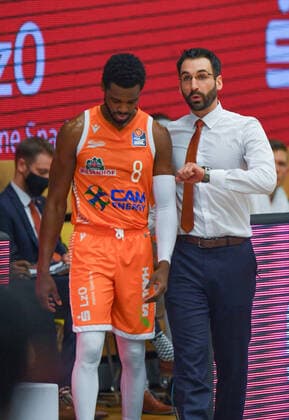 GER, Basketball, RASTA Vechta vs EWE Baskets Oldenburg 30.12.2020, RASTA Dome, Vechta, GER, easy Credit-BBL, RASTA Vechta vs EWE Baskets Oldenburg, im Bild an der Bande Josh YOUNG (Rasta Vechta 8 ) Thomas PÄCH PAECH (Rasta Vechta Headcoach Coach )