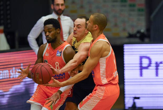 GER, Basketball, RASTA Vechta vs EWE Baskets Oldenburg 30.12.2020, RASTA Dome, Vechta, GER, easy Credit-BBL, RASTA Vechta vs EWE Baskets Oldenburg, im Bild Josh YOUNG (Rasta Vechta 8 ) Karsten TADDA (EWE Baskets Oldenburg 9 ) Jean SALUMU (Rasta Vechta 13 )