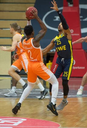 GER, Basketball, RASTA Vechta vs EWE Baskets Oldenburg 30.12.2020, RASTA Dome, Vechta, GER, easy Credit-BBL, RASTA Vechta vs EWE Baskets Oldenburg, im Bild Phil PRESSEY (EWE Baskets Oldenburg 25 ) Ikenna IROEGBU ( Rasta Vechta 2 )