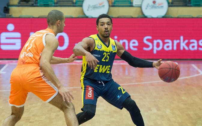 GER, Basketball, RASTA Vechta vs EWE Baskets Oldenburg 30.12.2020, RASTA Dome, Vechta, GER, easy Credit-BBL, RASTA Vechta vs EWE Baskets Oldenburg, im Bild Phil PRESSEY (EWE Baskets Oldenburg 25 ) Jean SALUMU (Rasta Vechta 13 )