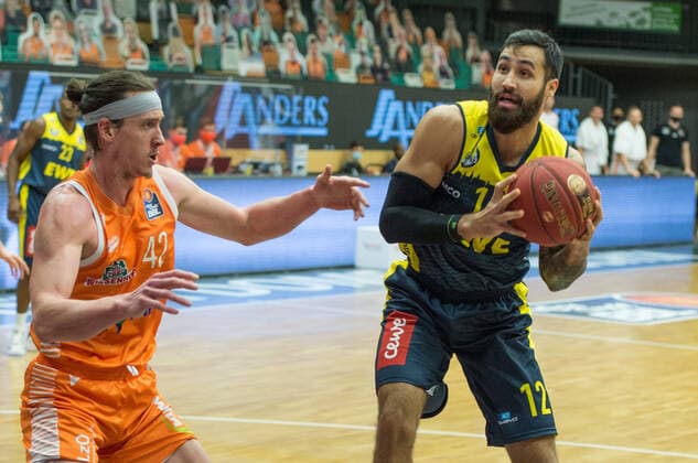 GER, Basketball, RASTA Vechta vs EWE Baskets Oldenburg 30.12.2020, RASTA Dome, Vechta, GER, easy Credit-BBL, RASTA Vechta vs EWE Baskets Oldenburg, im Bild Martin BREUNING (EWE Baskets Oldenburg 12 ) Dennis CLIFFORD (Rasta Vechta 42 )