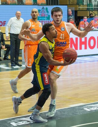 GER, Basketball, RASTA Vechta vs EWE Baskets Oldenburg 30.12.2020, RASTA Dome, Vechta, GER, easy Credit-BBL, RASTA Vechta vs EWE Baskets Oldenburg, im Bild Phil PRESSEY (EWE Baskets Oldenburg 25 ) Will VORHEES (Rasta Vechta 41 )