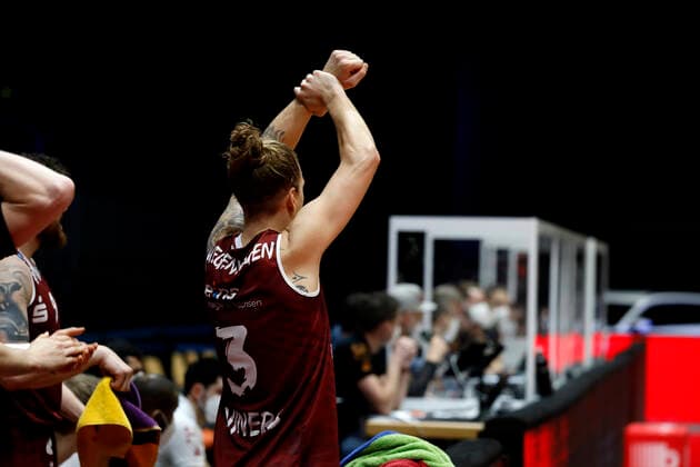 30.12.2020, easyCredit Basketball Bundesliga, BBL, Saison 2020 2021, Herren, Chemnitz Niners - Syntainics MBC Malte Ziegenhagen, Niners Chemnitz fordert ein technisches Foul Chemnitz Messe Chemnitz Sachsen Germany
