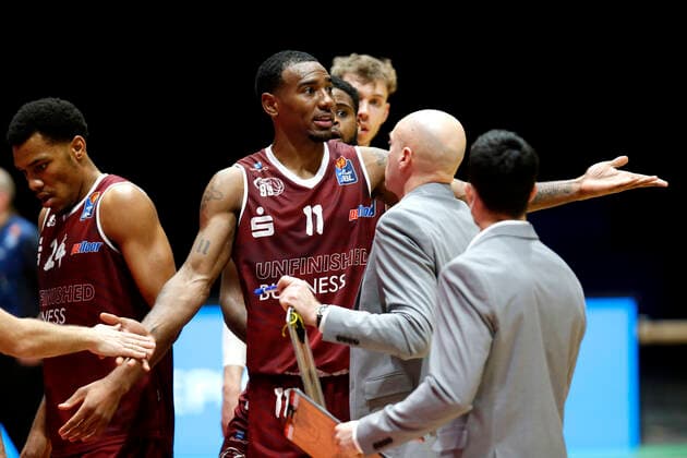 30.12.2020, easyCredit Basketball Bundesliga, BBL, Saison 2020 2021, Herren, Chemnitz Niners - Syntainics MBC Isiaha Mike, Niners Chemnitz im Gespräch mit Rodrigo Pastore (Headcoach), Niners Chemnitz Chemnitz Messe Chemnitz Sachsen Germany
