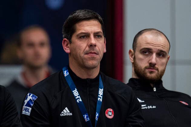 23.12.2020 - Handball, 2020 2021, 2. Bundesliga, 14. Spieltag, TuS-N-Lübbecke - TV Emsdetten: (L-R) Rolf Hermann (sportlicher Leiter - Lübbecke), Bogdan Andre Criciotoiu (Lübbecke) Lübbecke Nordrhein-Westfalen Deutschland Merkur Arena