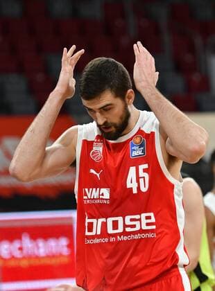 BAMBERG 30.12.2020 --- Basketball ---- easycredit 1. Basketball Bundesliga ---- 9. Spieltag: Brose Bamberg vs medi Bayreuth --- David Kravish (45, Brose Bamberg) echauffiert sich --- Foto: Hans-Martin Issler isslerimages ---- Brose Bamberg vs medi Bayreuth