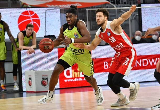 BAMBERG 30.12.2020 --- Basketball ---- easycredit 1. Basketball Bundesliga ---- 9. Spieltag: Brose Bamberg vs medi Bayreuth --- Frank Bartley (24, medi Bayreuth) zieht zum Korb gegen Joanic Grüttner-Bacoul (50, Brose Bamberg) --- Foto: Hans-Martin Issler isslerimages ---- Brose Bamberg vs medi Bayreuth