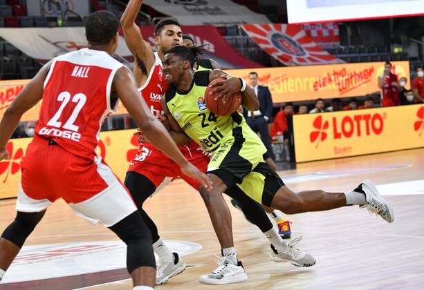 BAMBERG 30.12.2020 --- Basketball ---- easycredit 1. Basketball Bundesliga ---- 9. Spieltag: Brose Bamberg vs medi Bayreuth --- Frank Bartley (24, medi Bayreuth) zieht zum Korb gegen Kenneth Ogbe (25, Brose Bamberg) --- Foto: Hans-Martin Issler isslerimages ---- Brose Bamberg vs medi Bayreuth