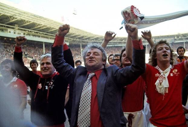 21st May 1977: Manchester United, ManU manager Tommy Docherty celebrates on the pitch with his players after United beat Liverpool 2-1 in the FA Cup Final at Wembley  ActionPlus77052165 LeoxMason