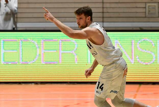 02.01.2021 - Basketball - Saison 2020 2021 - 2. Bundesliga Pro-A - 07. Spieltag: Kirchheim Knights - Nürnberg Falcons Basketball Club NBC - - Sebastian Schröder Schroeder (14, Nürnberg Falcons BC NBC ) zeigt deutet