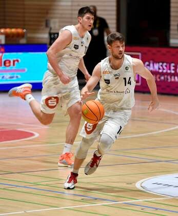 02.01.2021 - Basketball - Saison 2020 2021 - 2. Bundesliga Pro-A - 07. Spieltag: Kirchheim Knights - Nürnberg Falcons Basketball Club NBC - - Sebastian Schröder Schroeder (14, Nürnberg Falcons BC NBC ) vor Jonathan Maier (13, Nürnberg Falcons BC NBC )